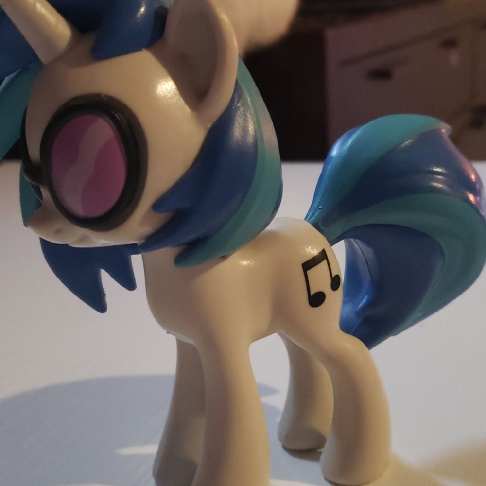 DJ Pon3 / Vinyl Scratch Figurine